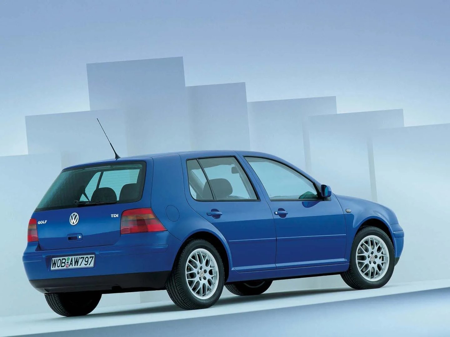 Volkswagen_Golf_4_generation__Hatchback_5-door__13.jpg