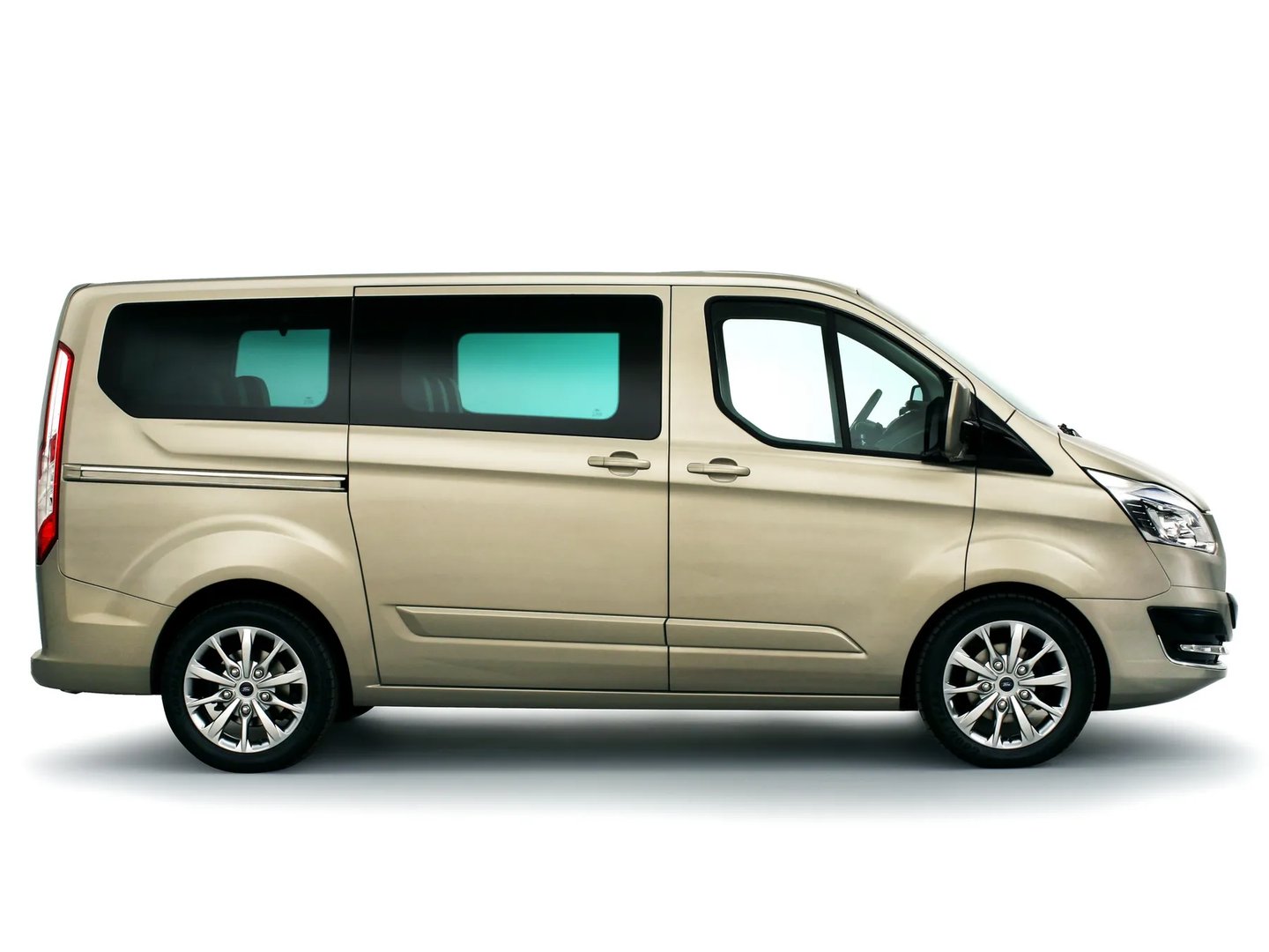 Ford_Tourneo_Custom_1_generation__Minivan_Short__2.jpg