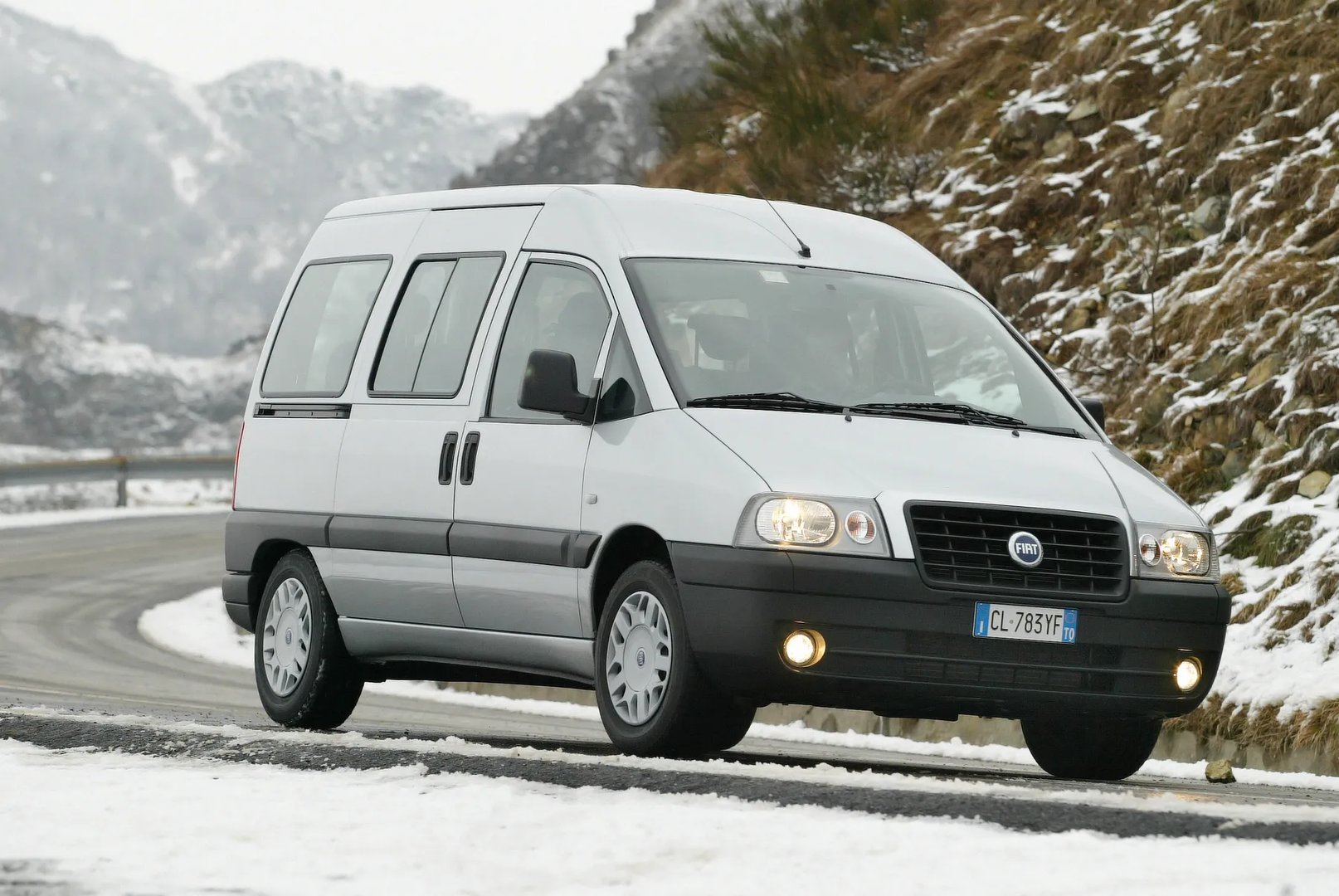 Fiat_Scudo_1_generation__Minivan__1.jpg