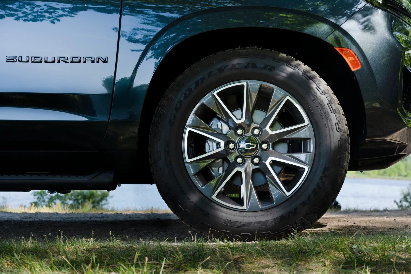 Chevrolet_Suburban_12_generation__SUV_5-doors__12.jpg