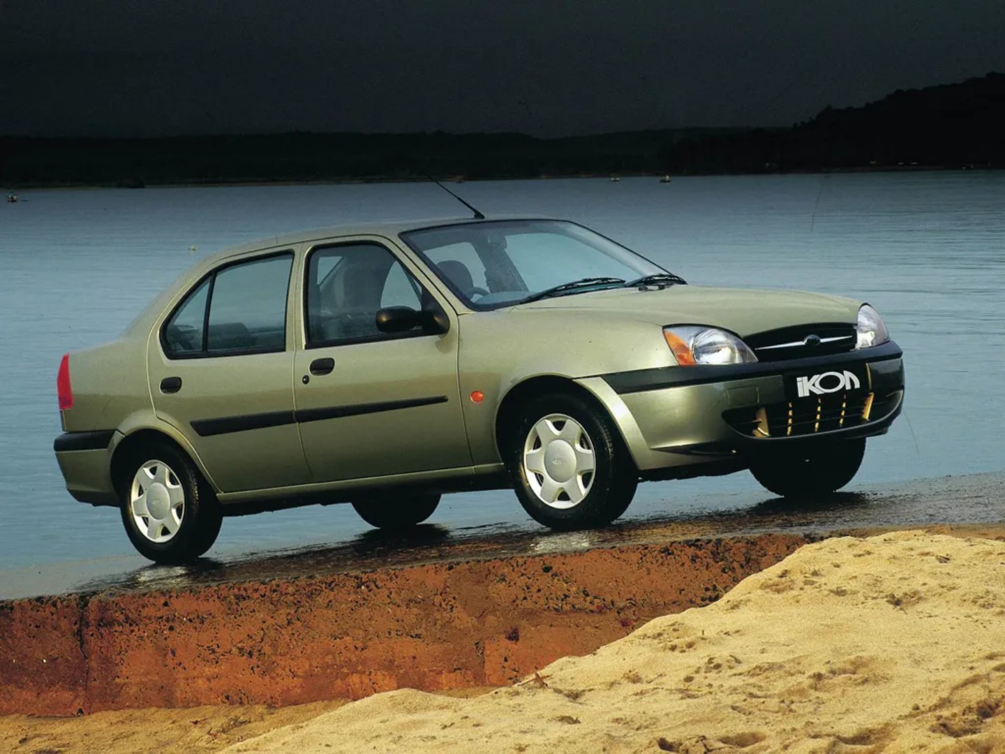 Ford_Ikon_1_generation__Sedan__4.jpg