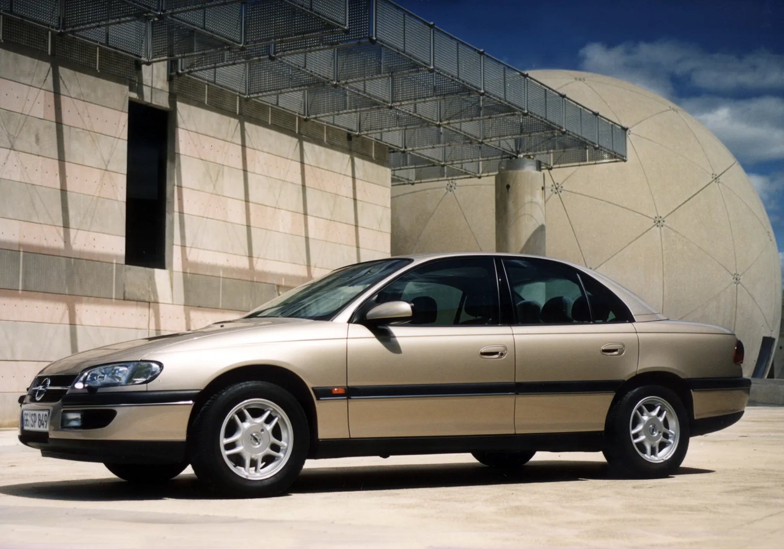 Opel_Omega_2_generation__Sedan__10.jpg