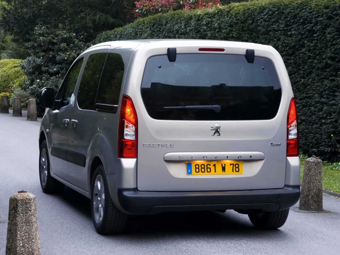 Peugeot_Partner_2_generation__Compact_Van__3.jpg