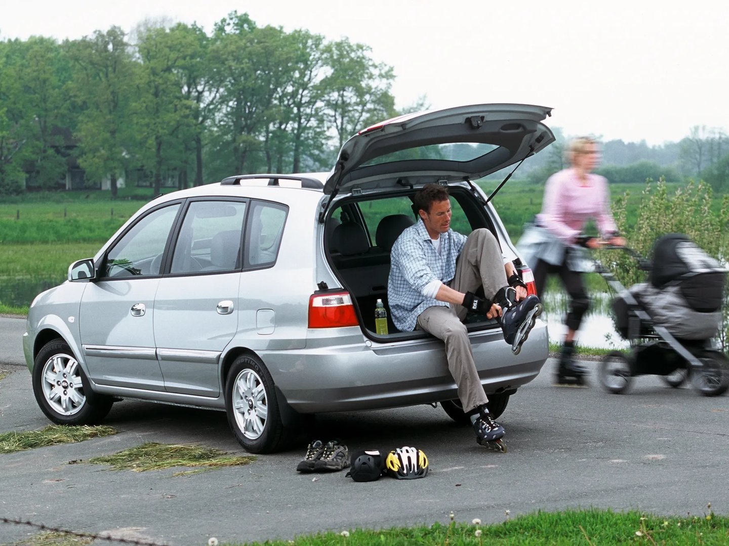 Kia_Carens_1_generation_restyling__Compact_Van__10.jpg