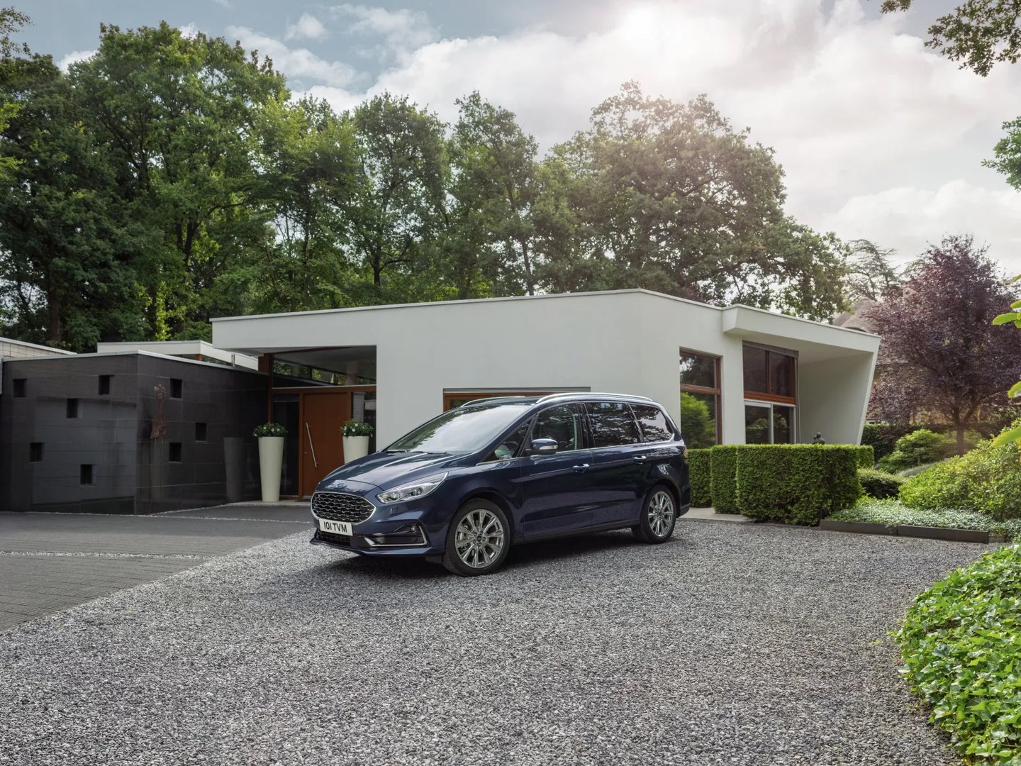Ford_Galaxy_3_generation_restyling__Minivan__1.jpg