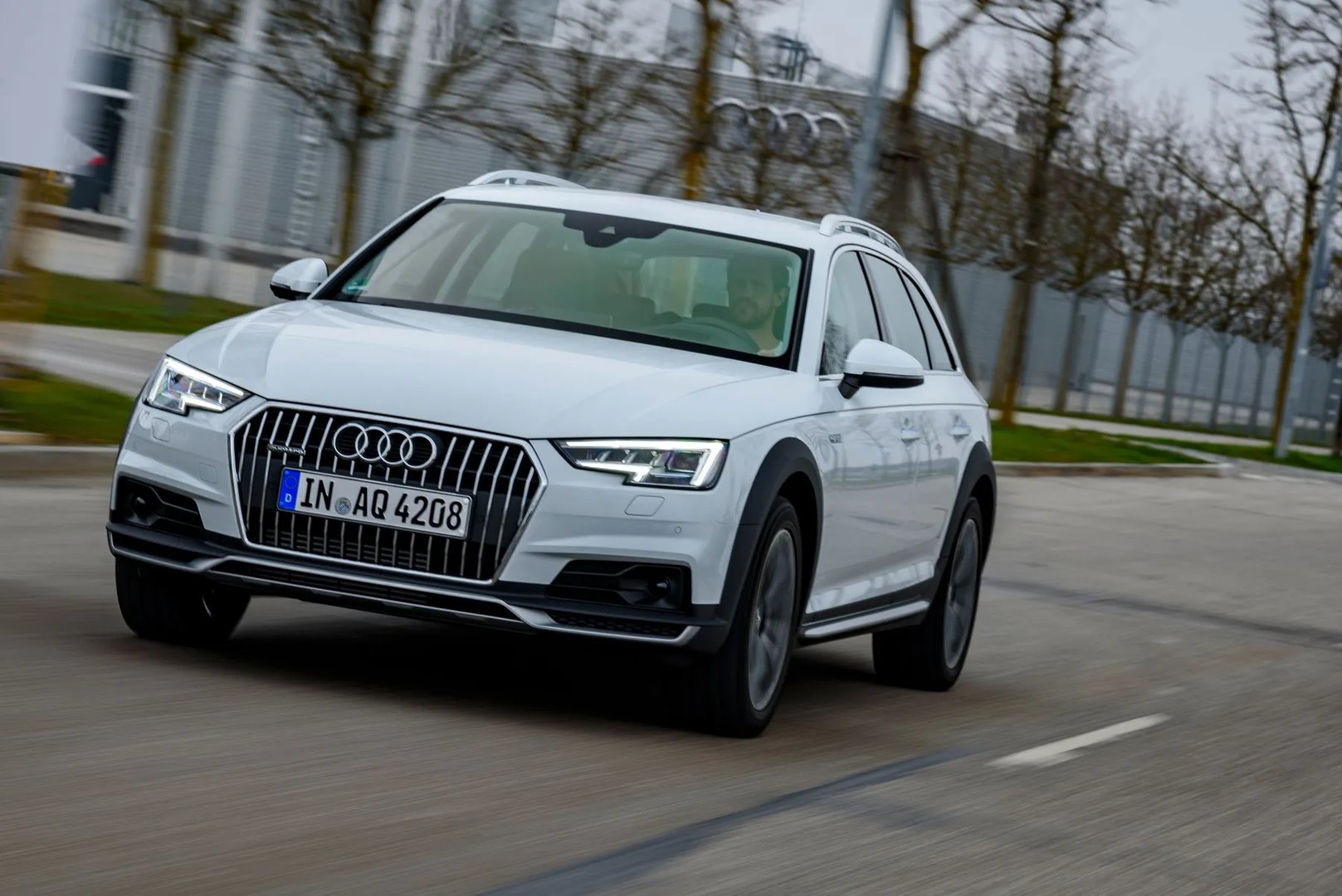 Audi_A4_allroad_2_generation__Estate_5-door__13.jpg