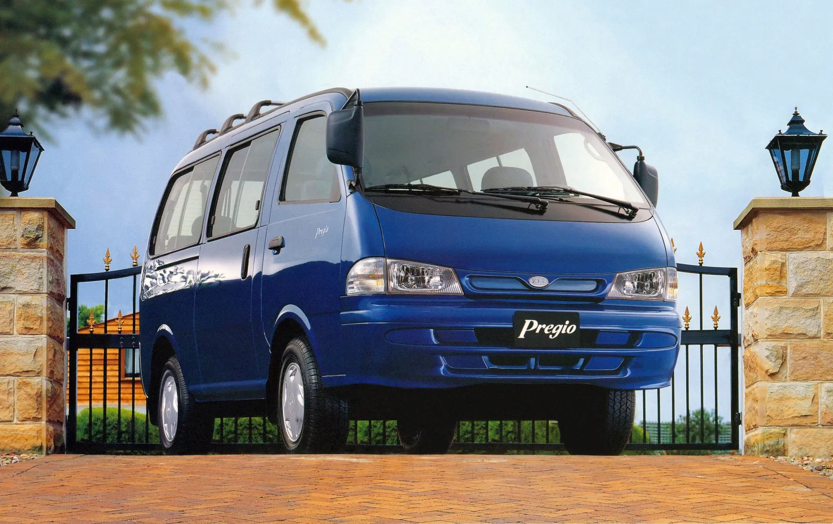 Kia_Pregio_1_generation__Minivan__1.jpg