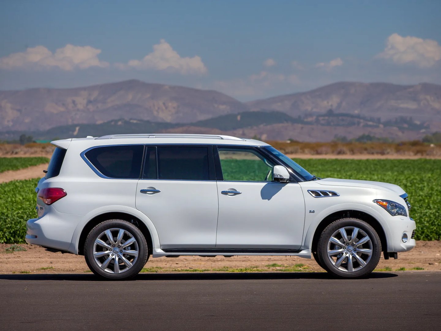 Infiniti_QX80_1_generation__SUV_5-doors__4.jpg
