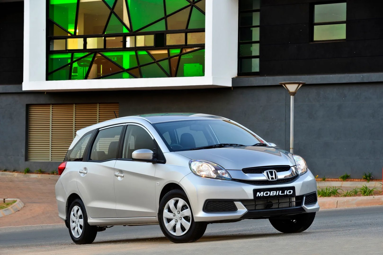 Honda_Mobilio_2_generation__Compact_Van__4.jpg