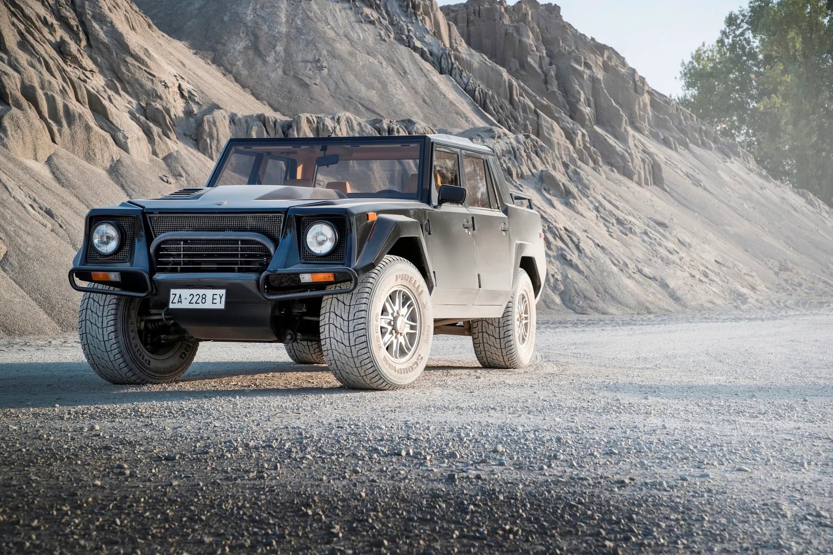 Lamborghini_LM002_1_generation__Pickup_double-cab__6.jpg