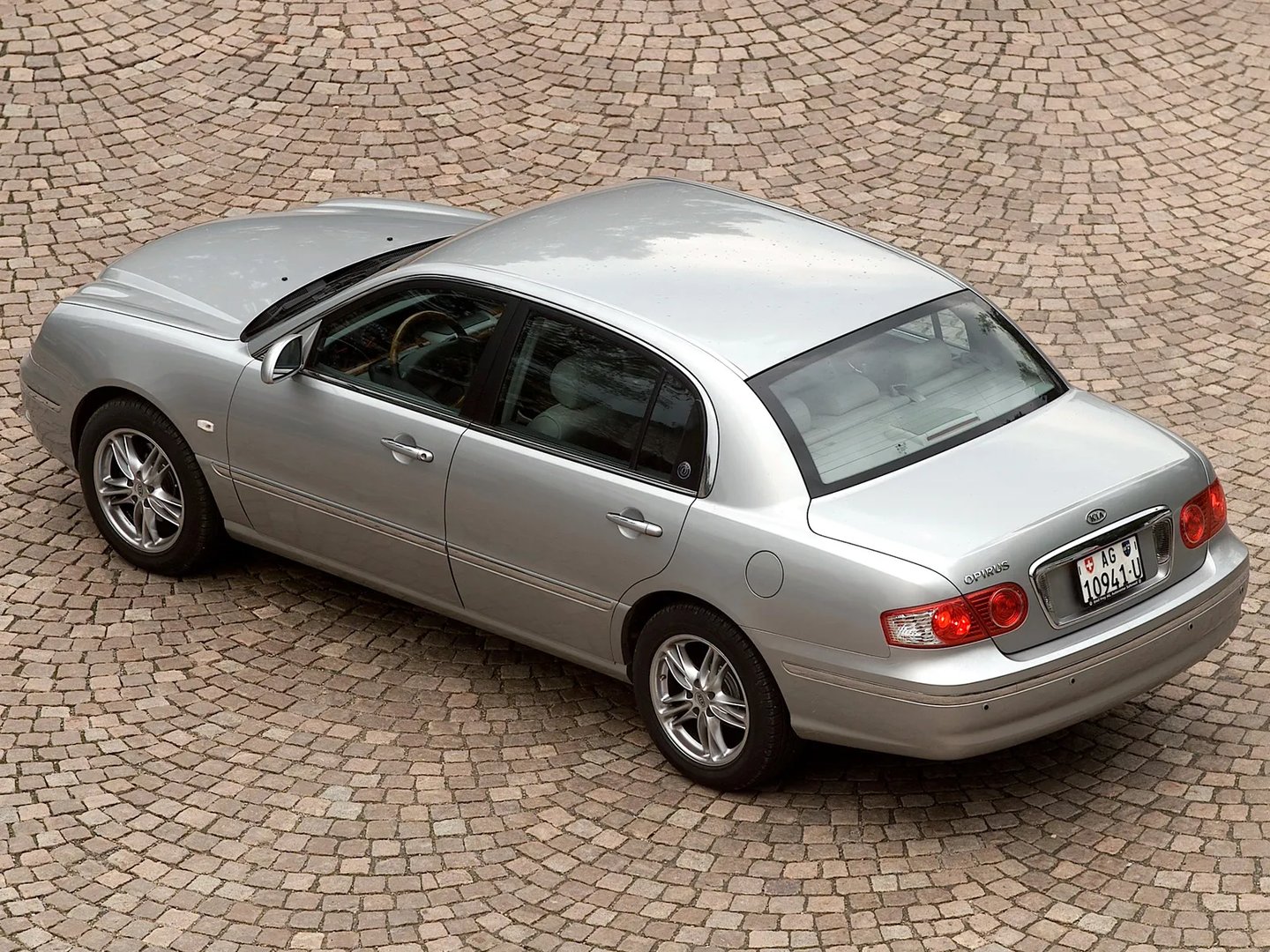 Kia_Opirus_1_generation__Sedan__4.jpg
