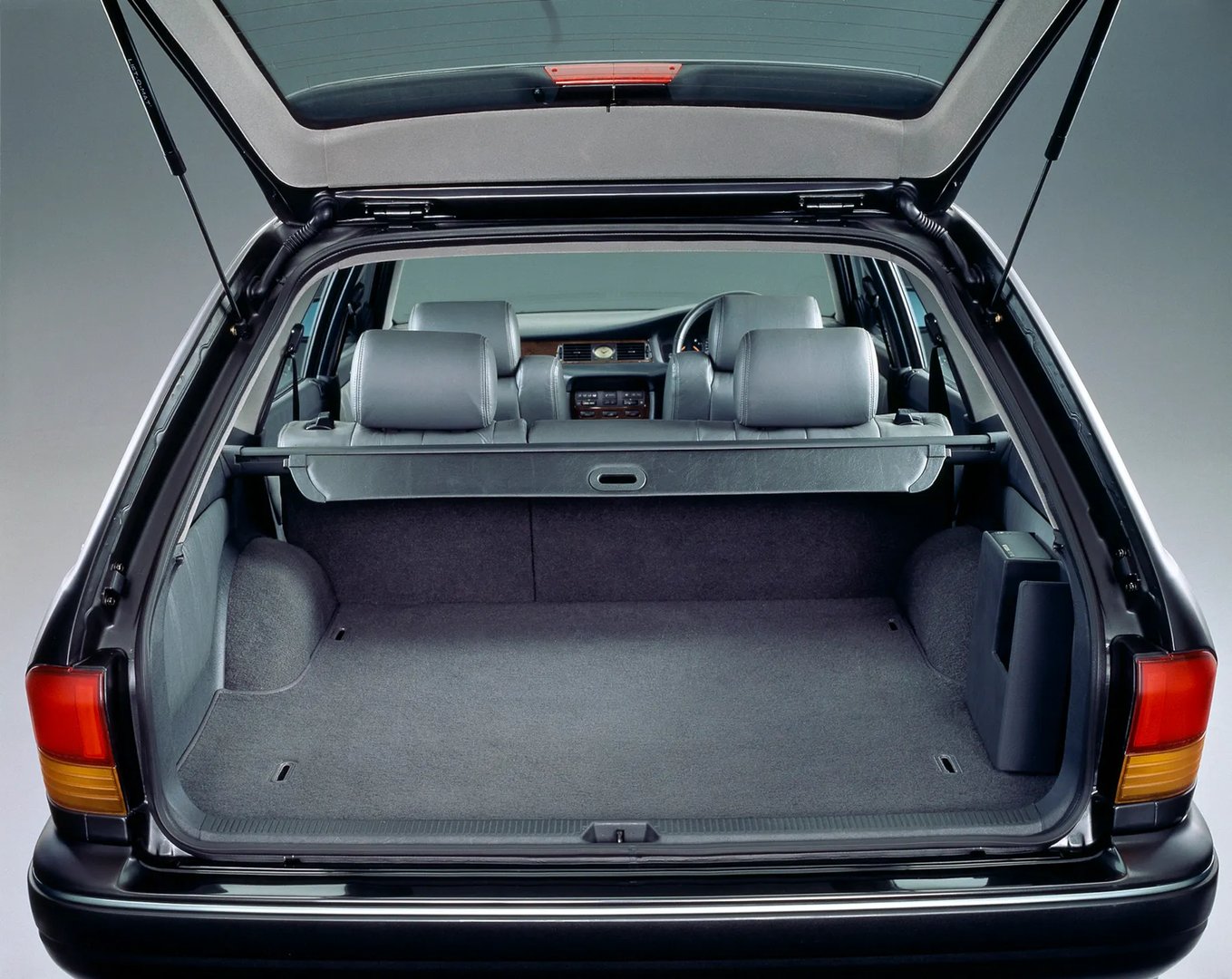 Mitsubishi_Diamante_1_generation__Estate_5-door__2.jpg