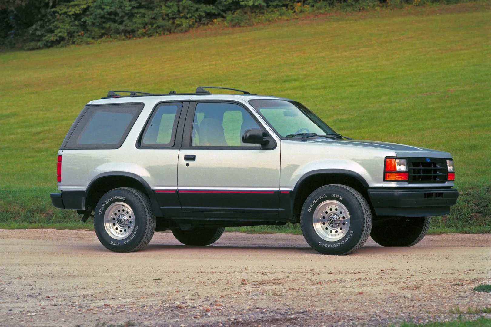 Ford_Explorer_1_generation__SUV_3-doors__2.jpg