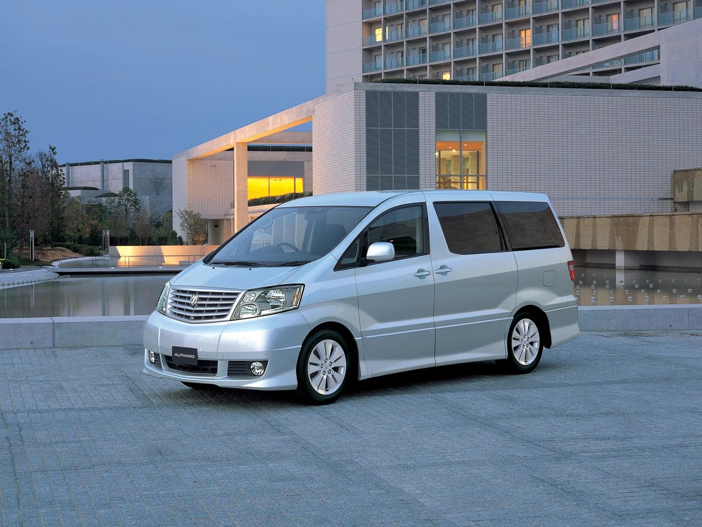 Toyota_Alphard_1_generation__Minivan__2.jpg