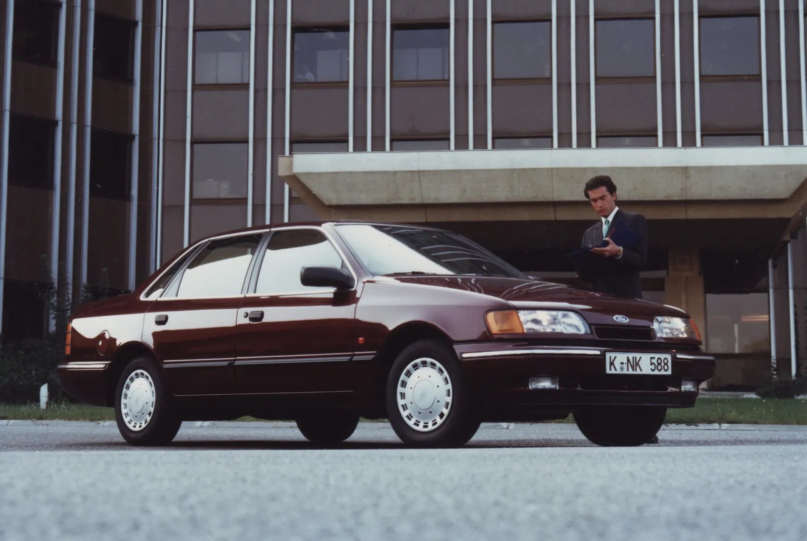 Ford_Scorpio_1_generation__Sedan__2.jpg