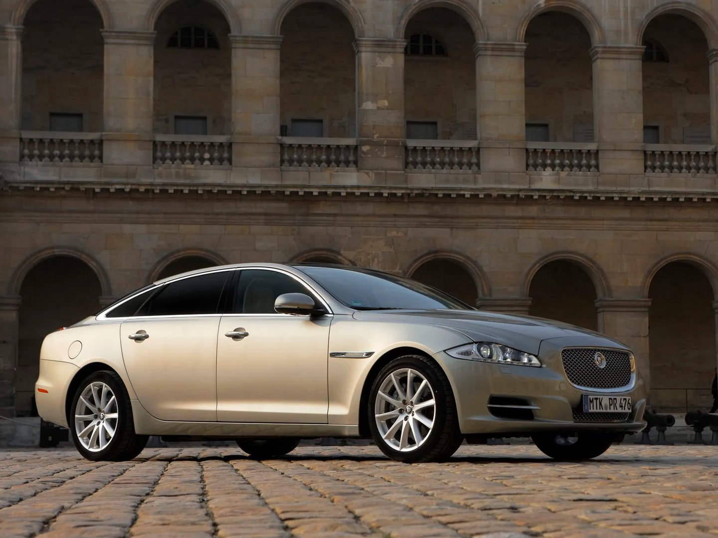Jaguar_XJ_4_generation__Sedan_Long__4.jpg