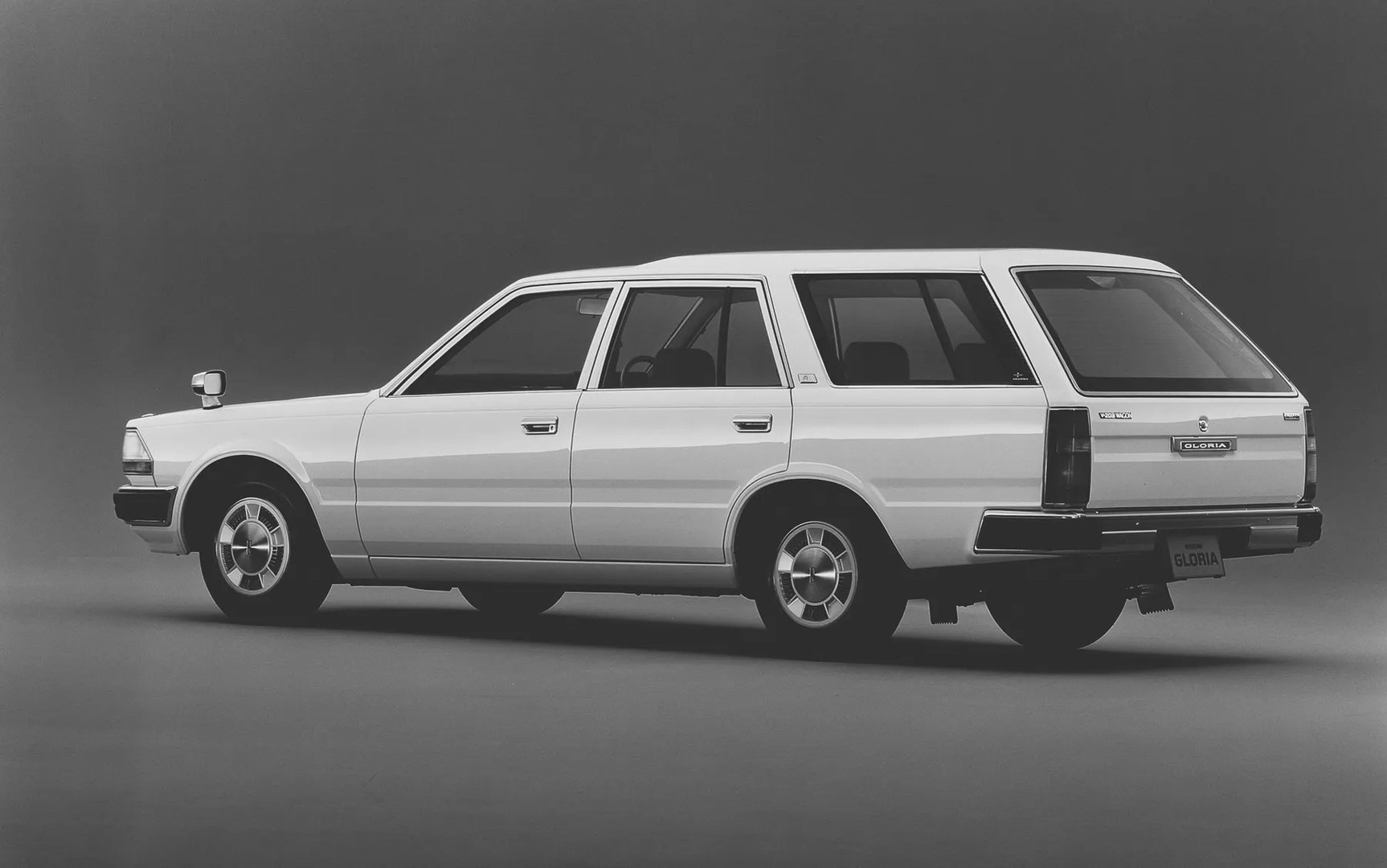 Nissan_Gloria_7_generation__Estate_5-door__8.jpg