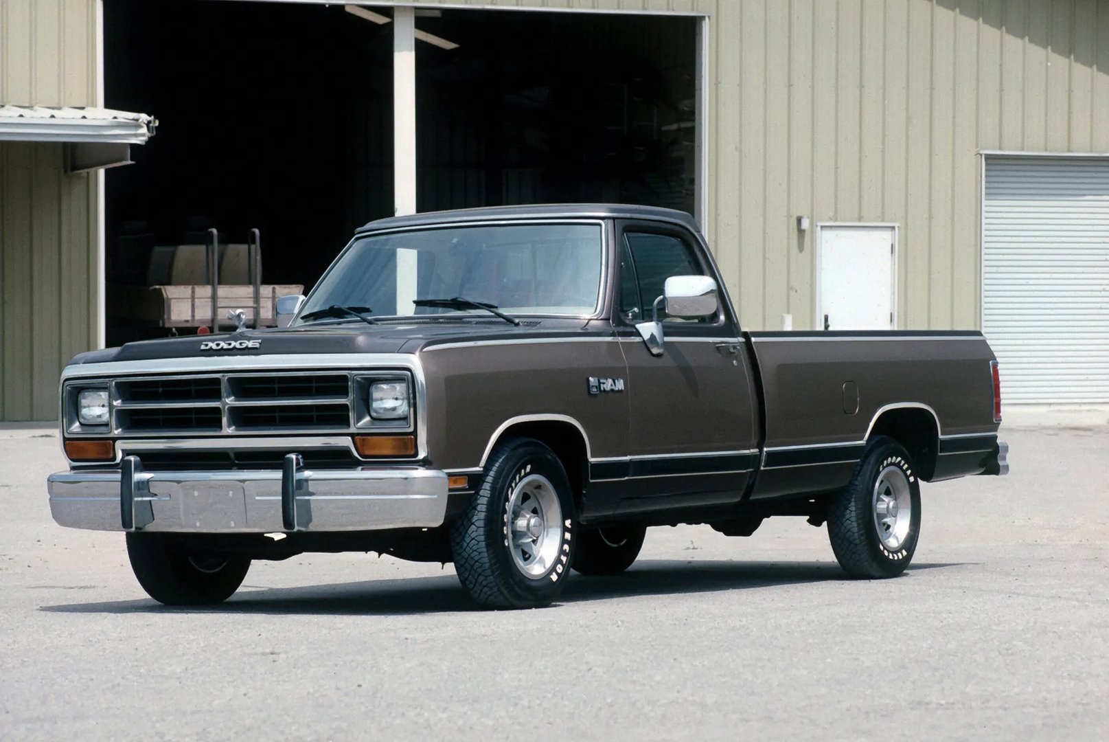 Dodge_RAM_1_generation__Pickup_single-cab__6.jpg