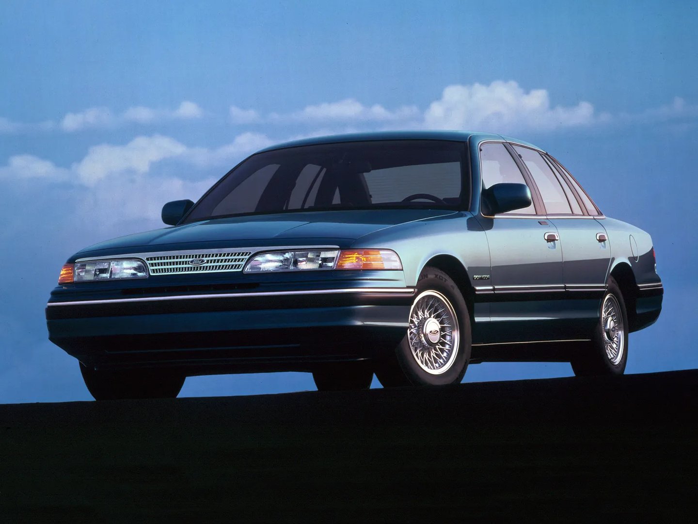 Ford_Crown_Victoria_1_generation__Sedan__4.jpg