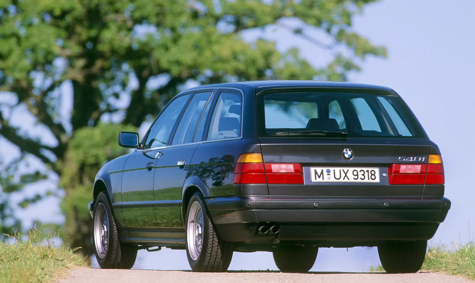 BMW_5_series_3_generation__Estate_5-door__2.jpg