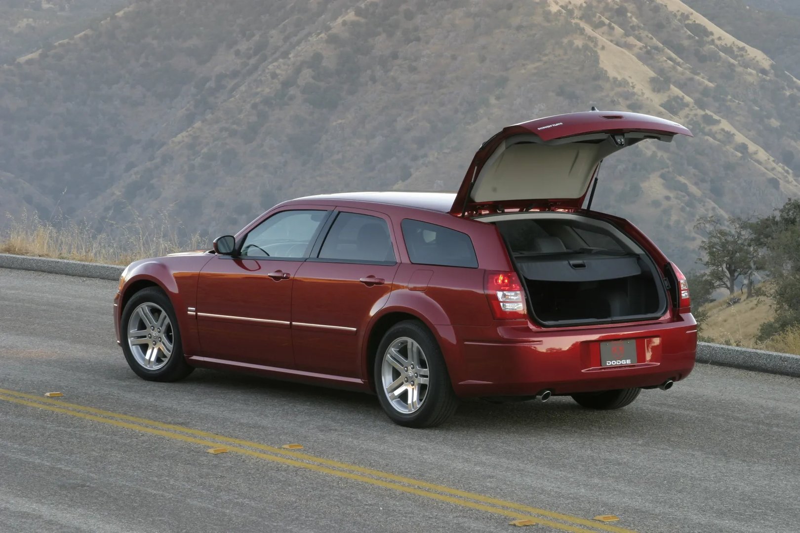 Dodge_Magnum_1_generation__Estate_5-door__6.jpg
