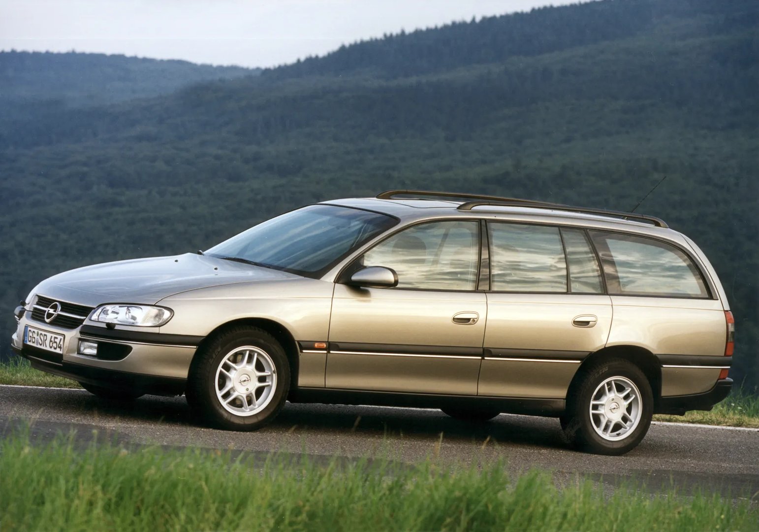 Opel_Omega_2_generation__Estate_5-door__9.jpg
