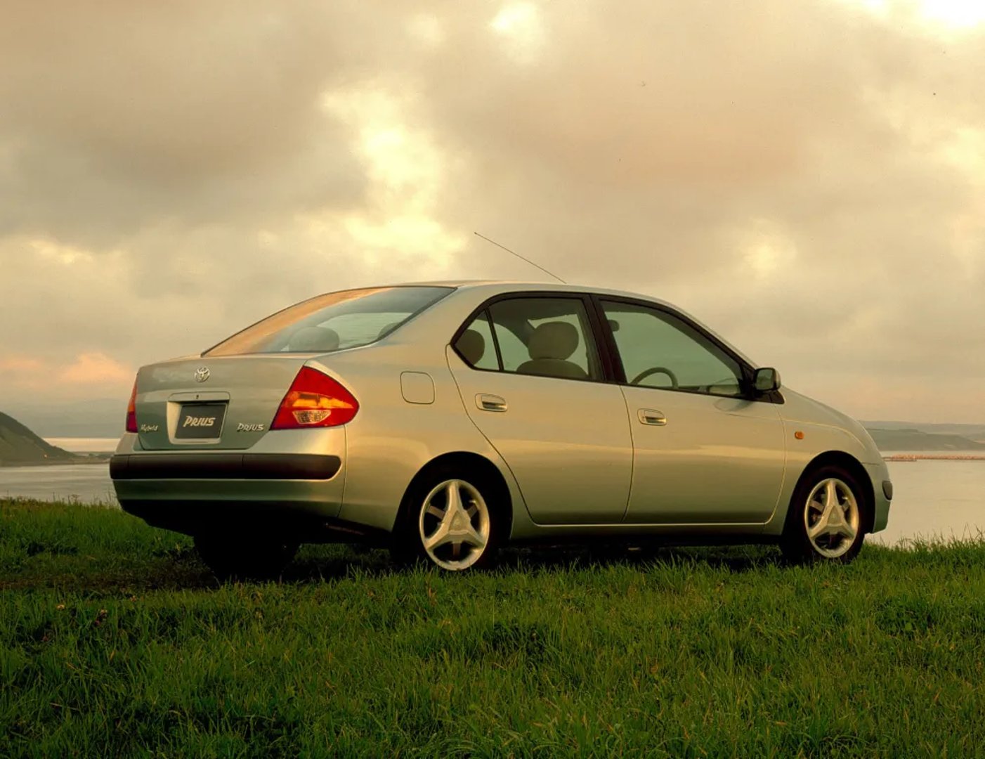 Toyota_Prius_1_generation__Sedan__4.jpg