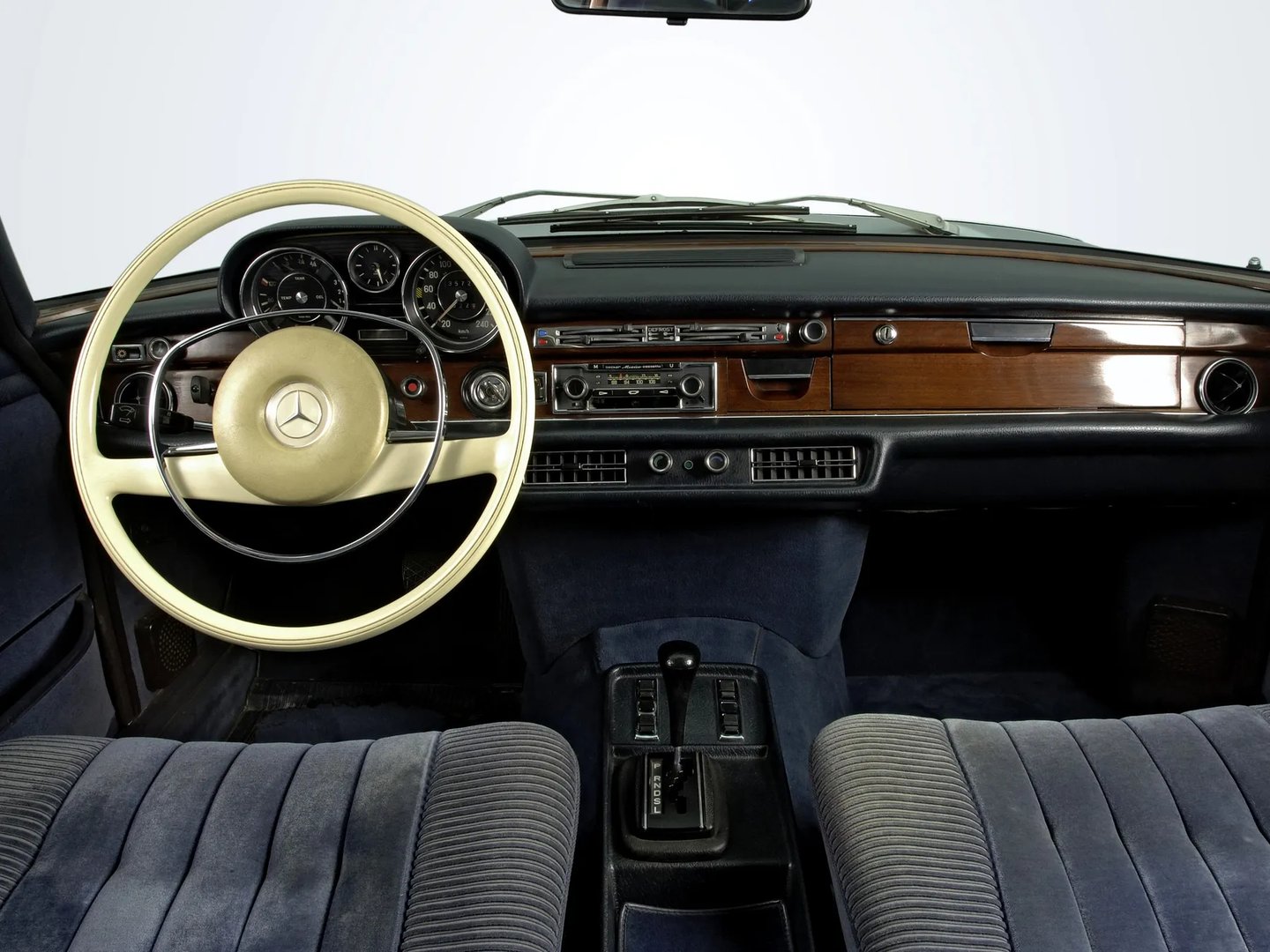 Mercedes_W108_1_generation__Sedan__4.jpg