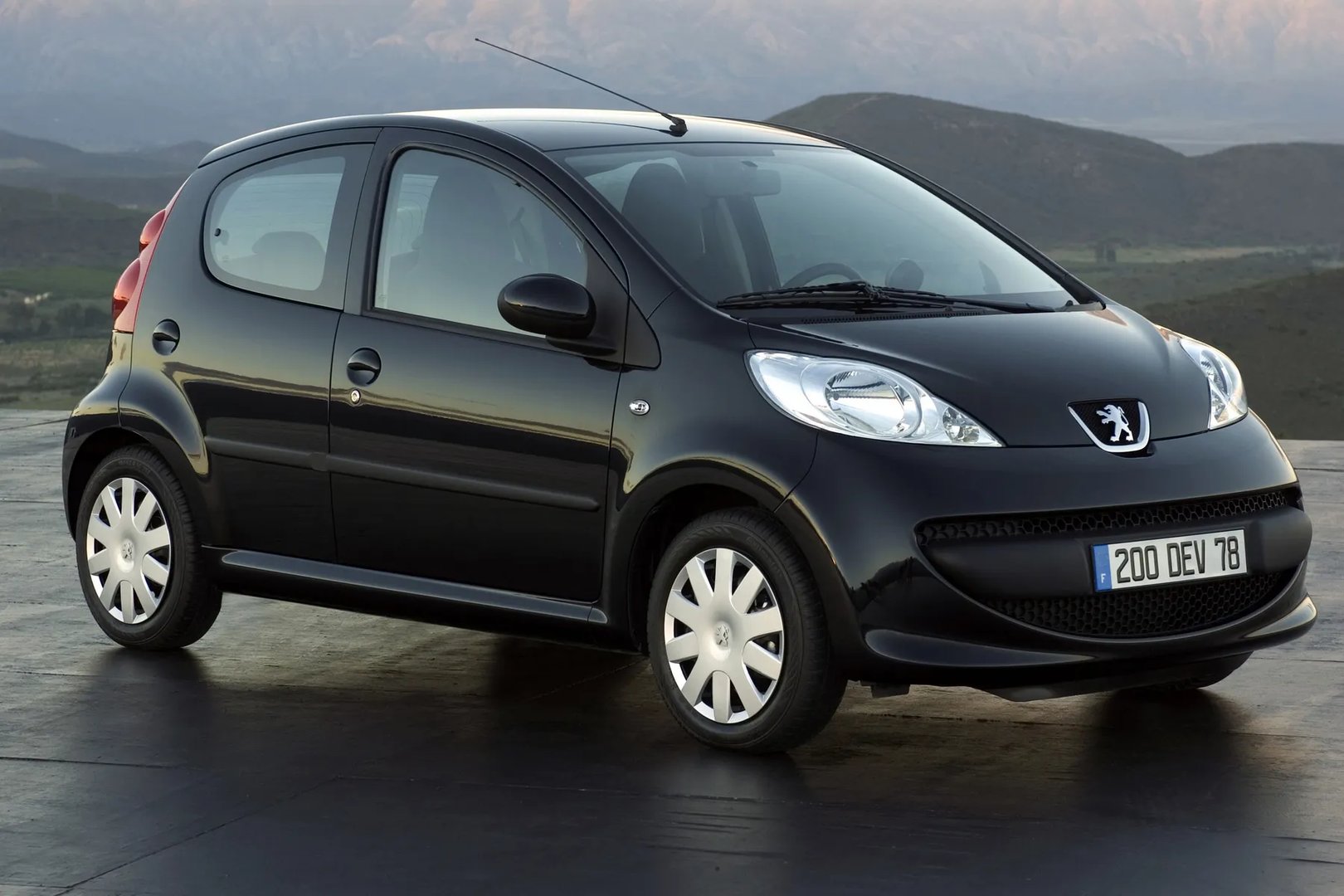 Peugeot_107_1_generation__Mini_5-doors__4.jpg