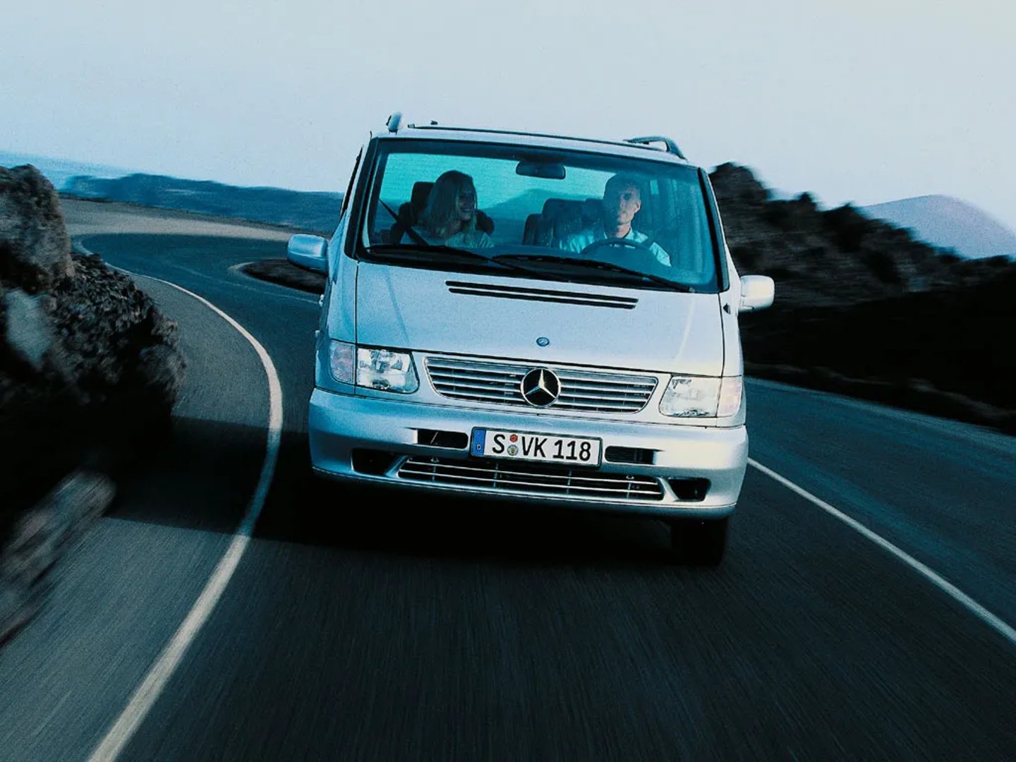 Mercedes_V-Class_1_generation__Minivan__7.jpg