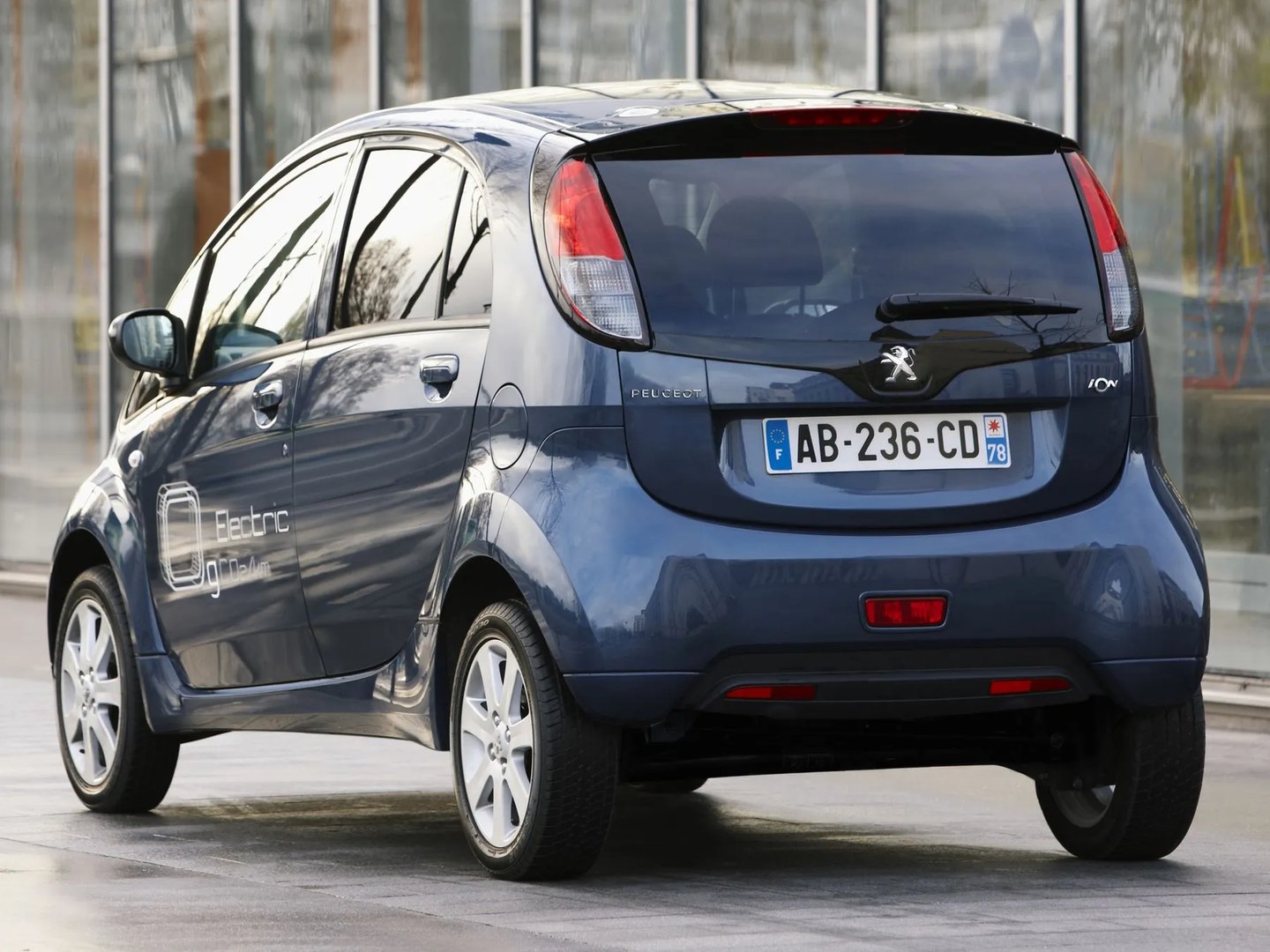 Peugeot_iOn_1_generation__Mini_5-doors__1.jpg