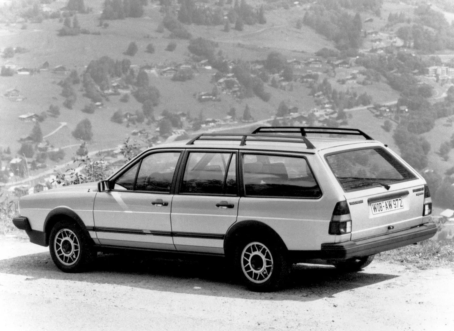 Volkswagen_Passat_2_generation__Estate_5-door__10.jpg