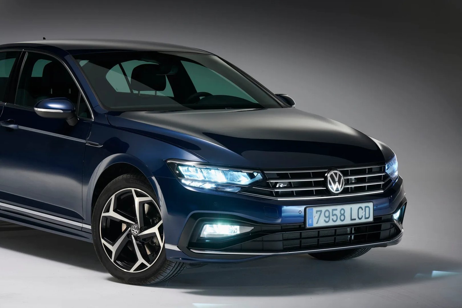 Volkswagen_Passat_8_generation_restyling__Sedan__8.jpg