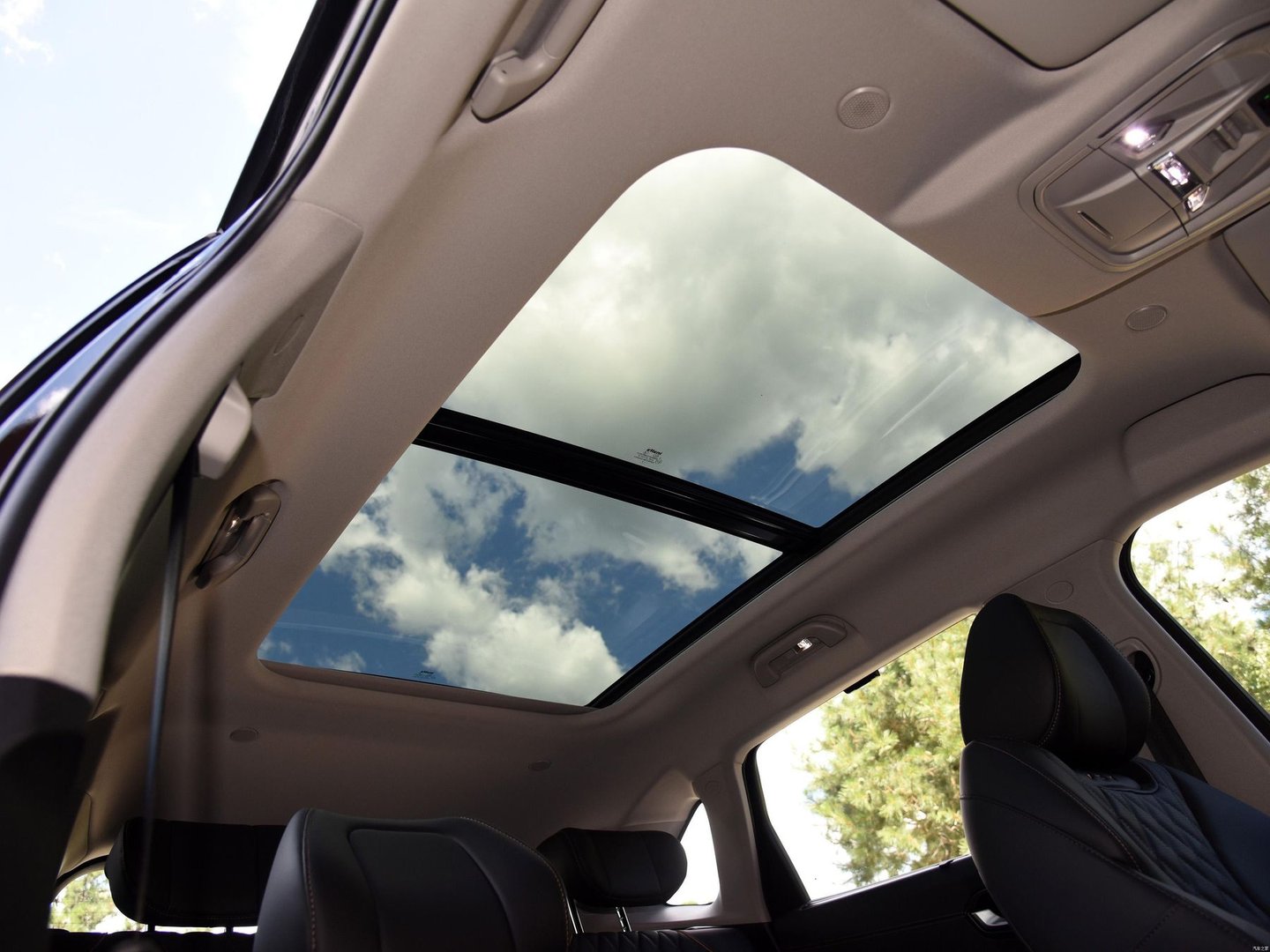 wey_Coffee_02_1_generation__SUV_5-doors__37.jpg