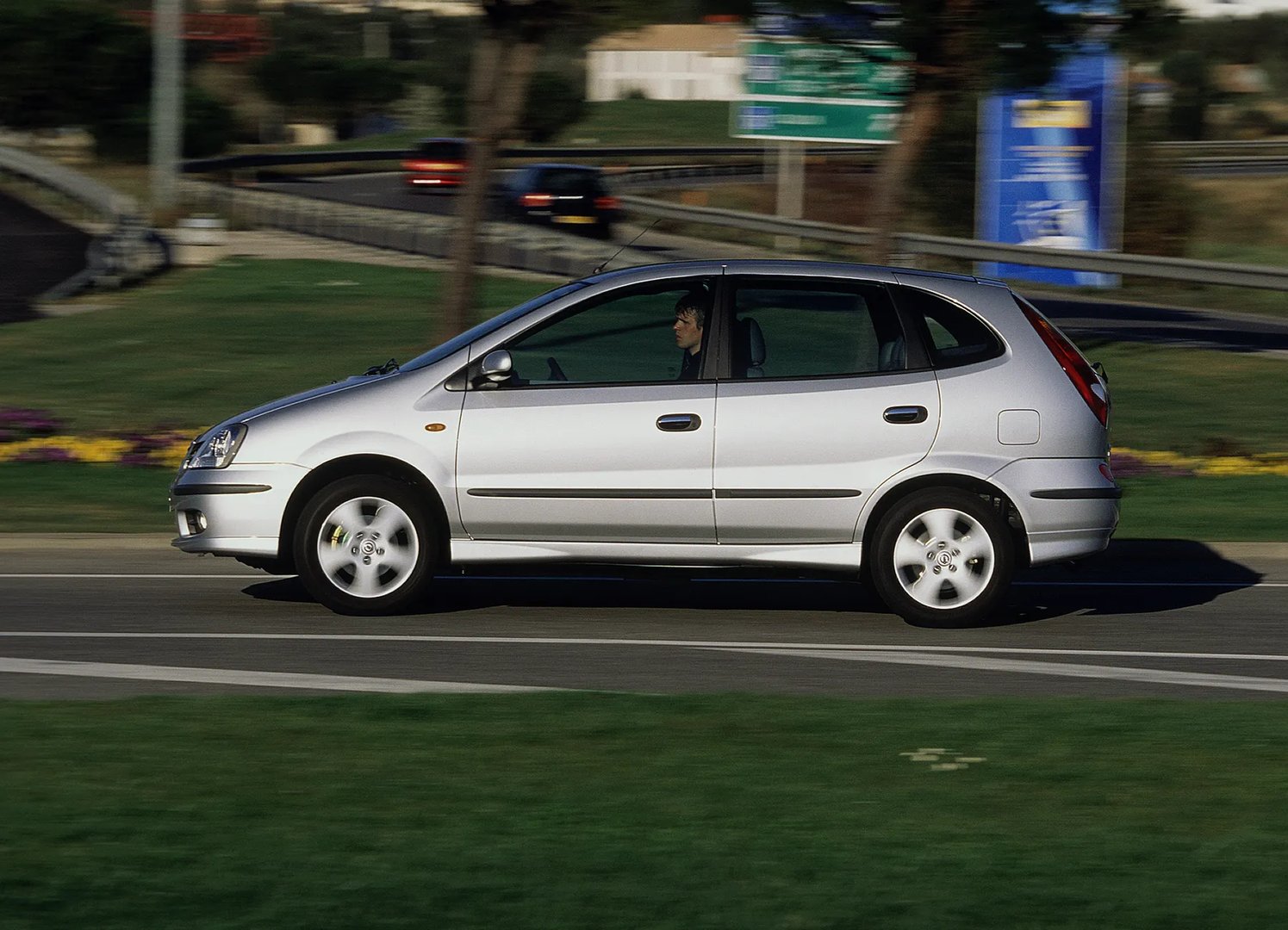 Nissan_Tino_1_generation__Compact_Van__11.jpg