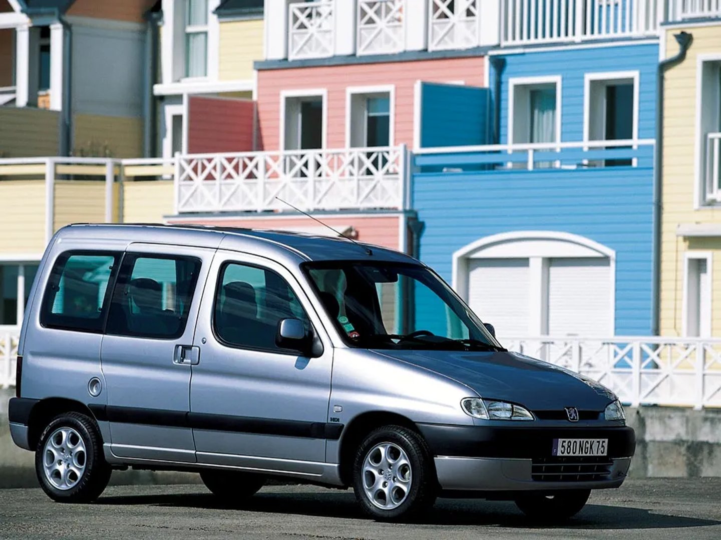 Peugeot_Partner_1_generation__Compact_Van__2.jpg