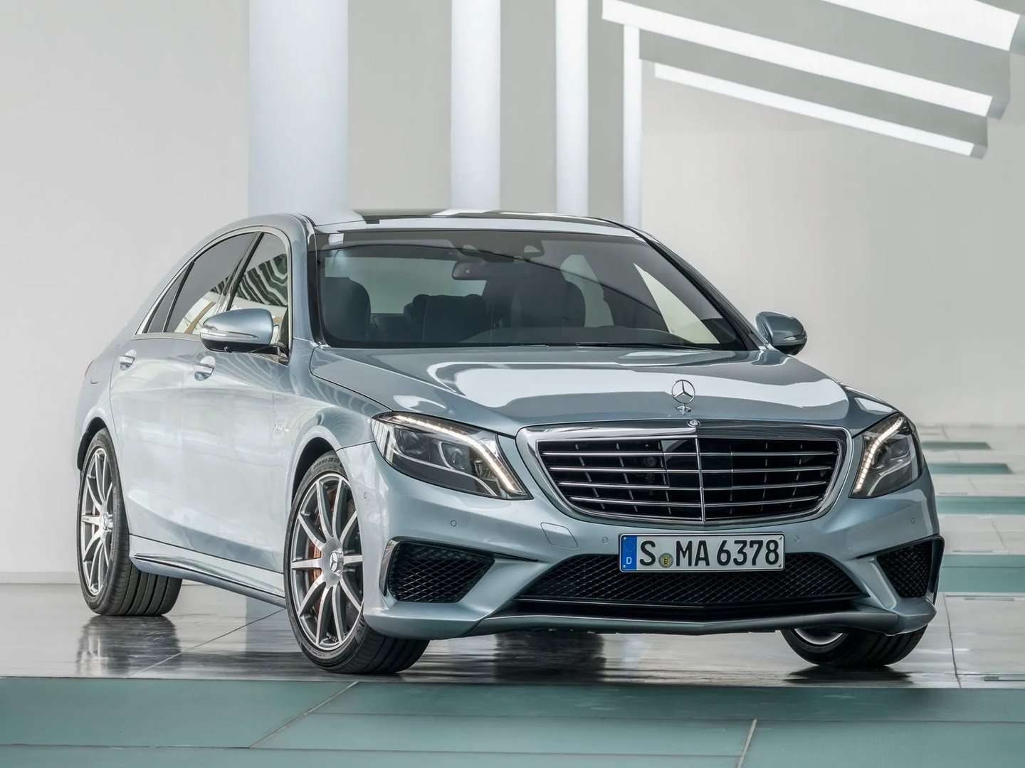 V222  Sedan Long
