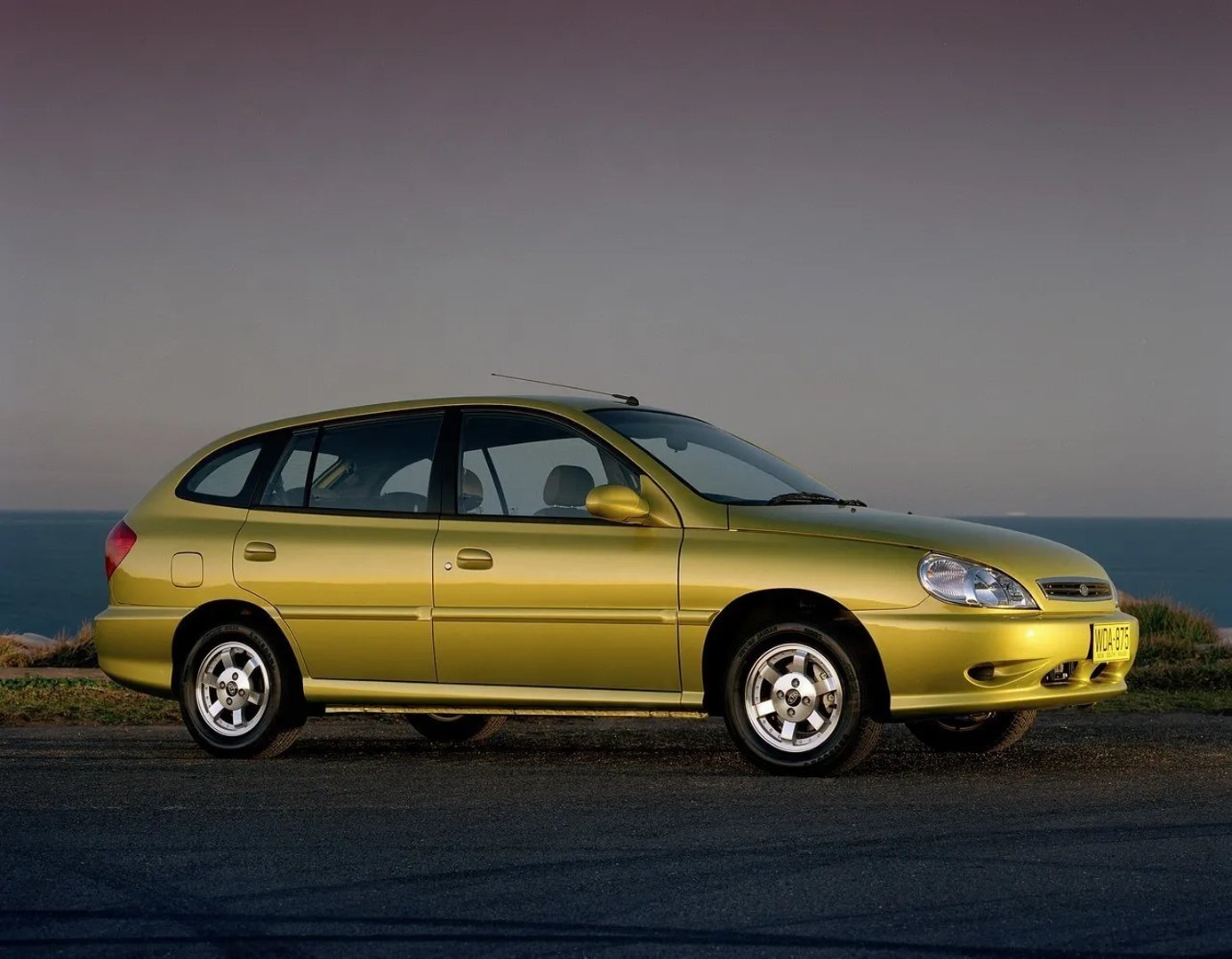Kia_Rio_1_generation__Estate_5-door__2.jpg