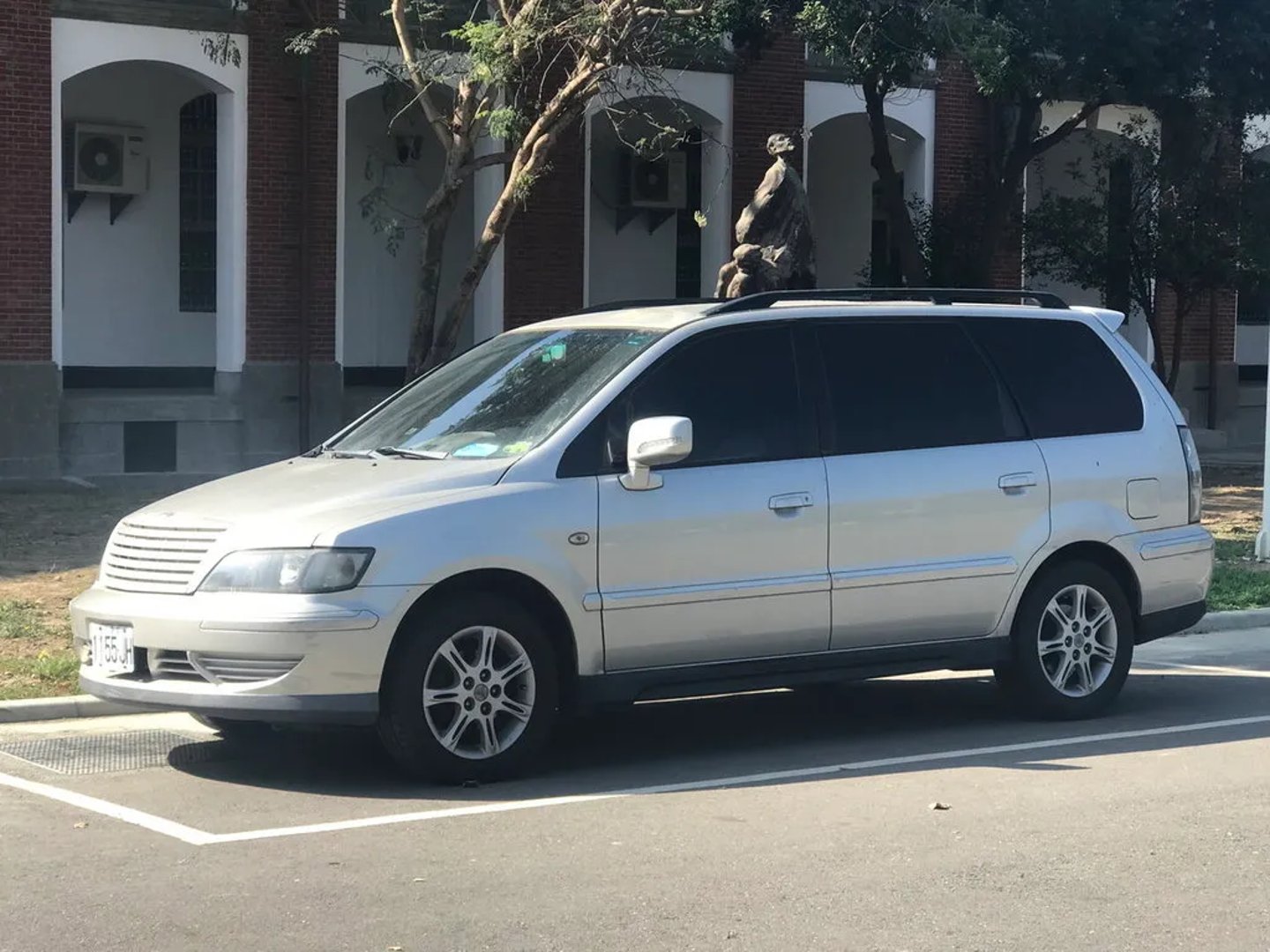 Mitsubishi_Savrin_1_generation__Minivan__1.jpg