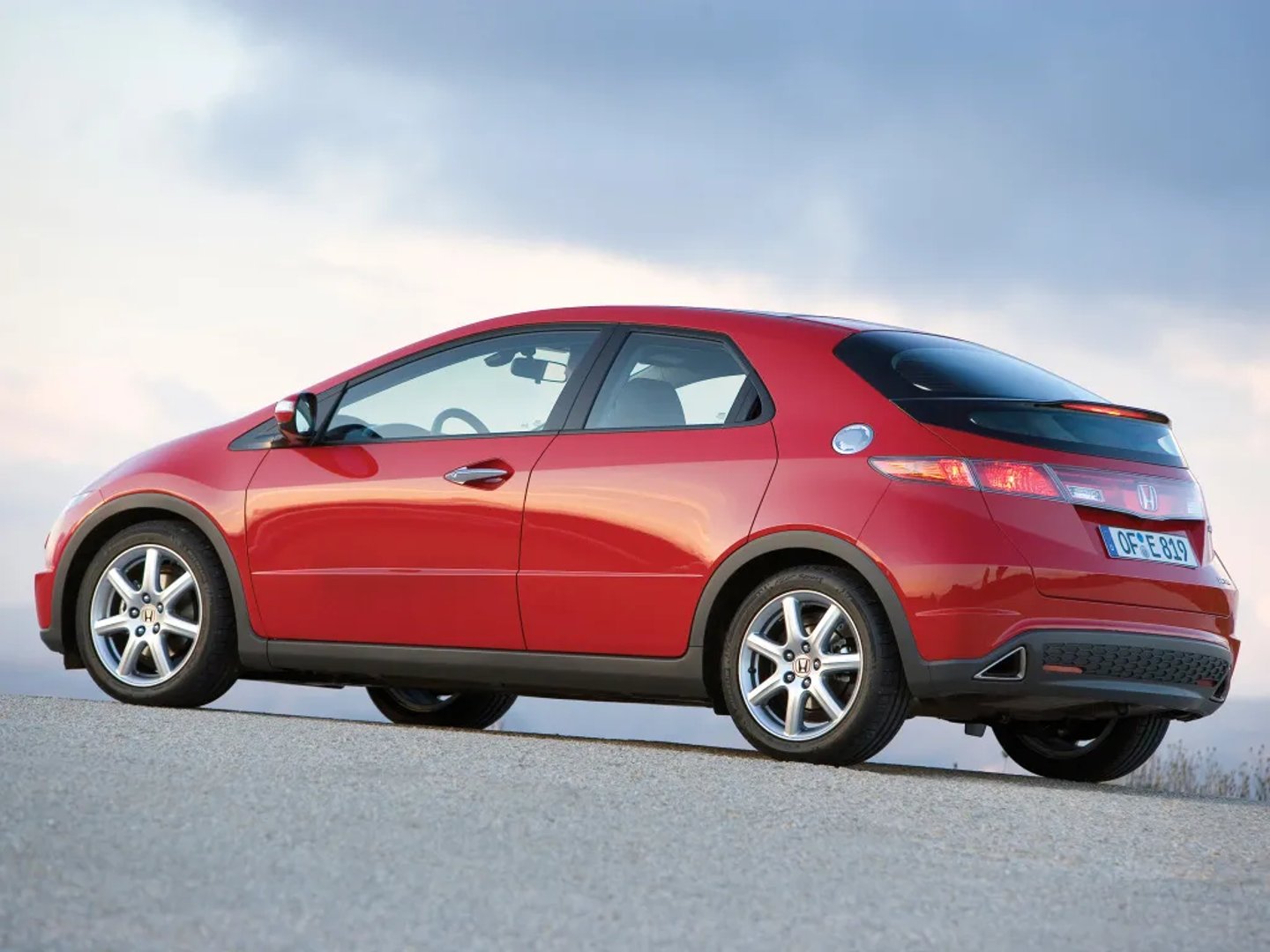 Honda_Civic_8_generation__Hatchback_5-door__12.jpg