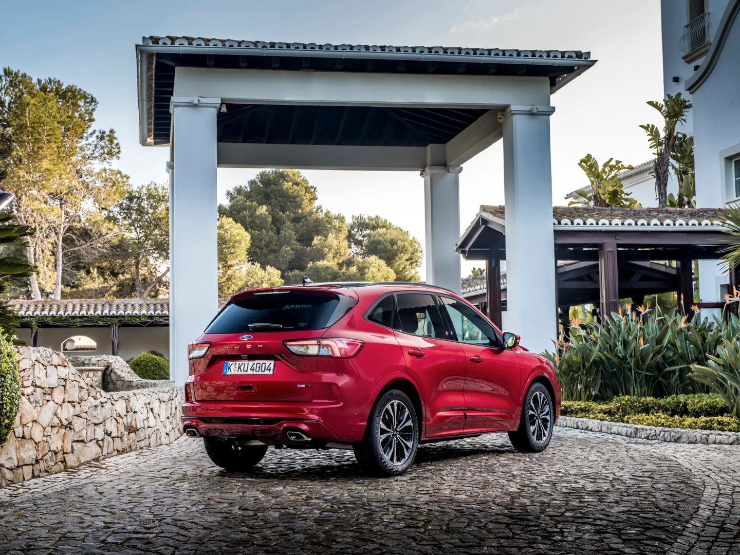 Ford_Kuga_3_generation__SUV_5-doors__2.jpg