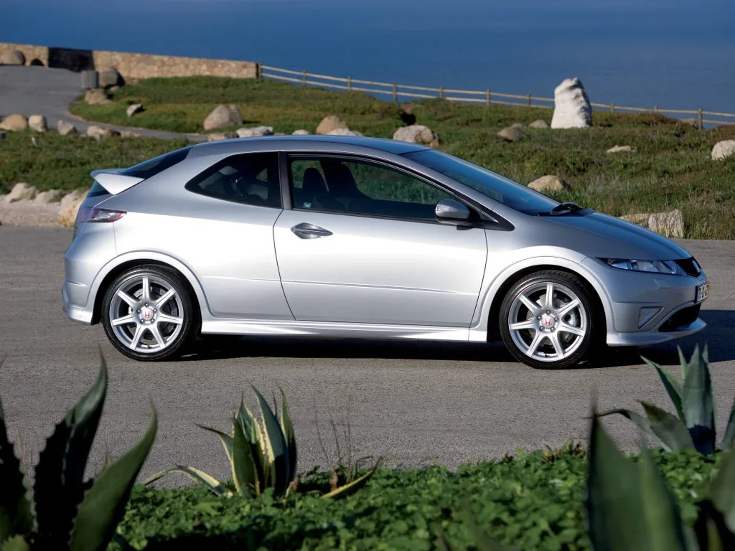 Honda_Civic_Type_R_8_generation__Hatchback_3-door__10.jpg