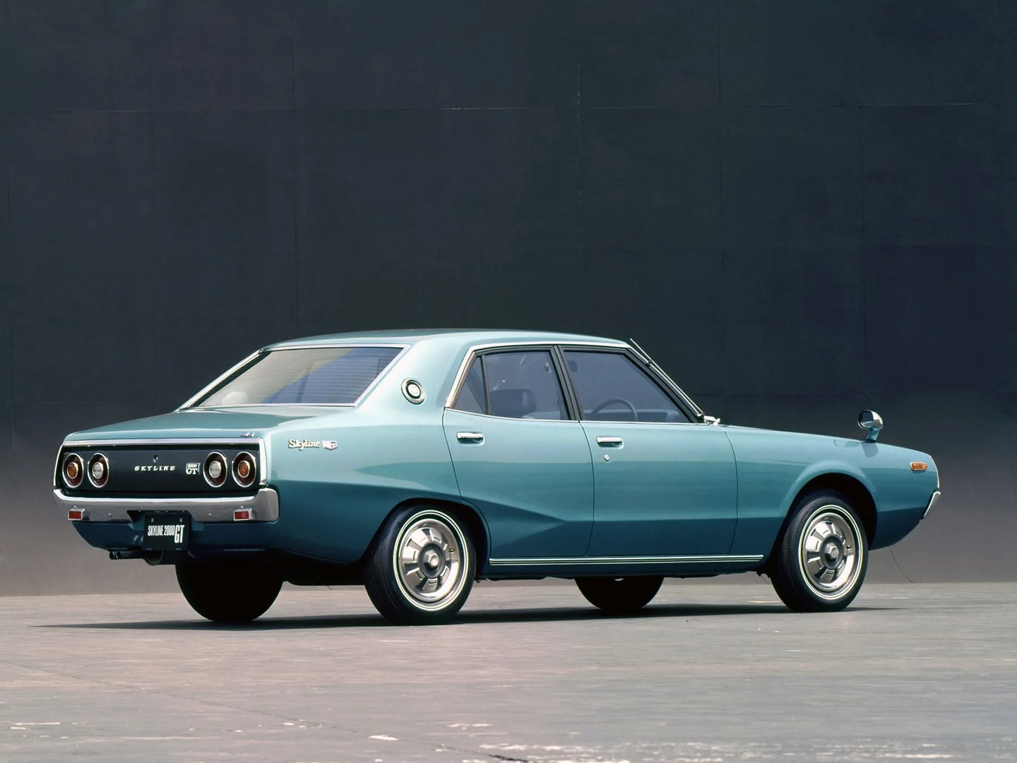 Nissan_Skyline_4_generation__Sedan__8.jpg