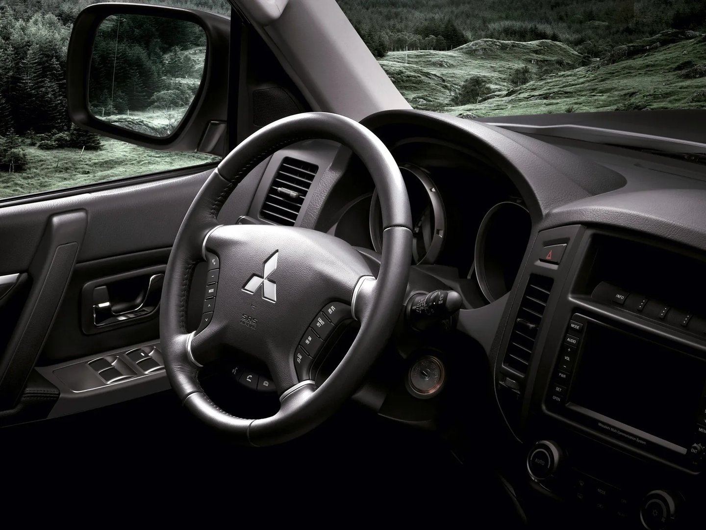 Mitsubishi_Pajero_4_generation_restyling_1__SUV_5-doors__12.jpg