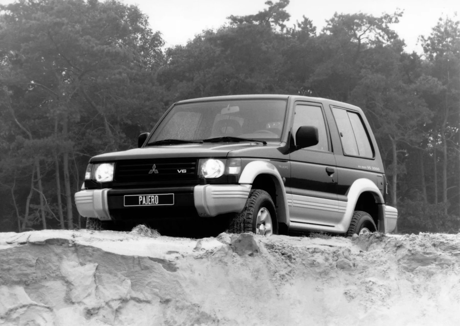 Mitsubishi_Montero_2_generation__SUV_3-doors__2.jpg