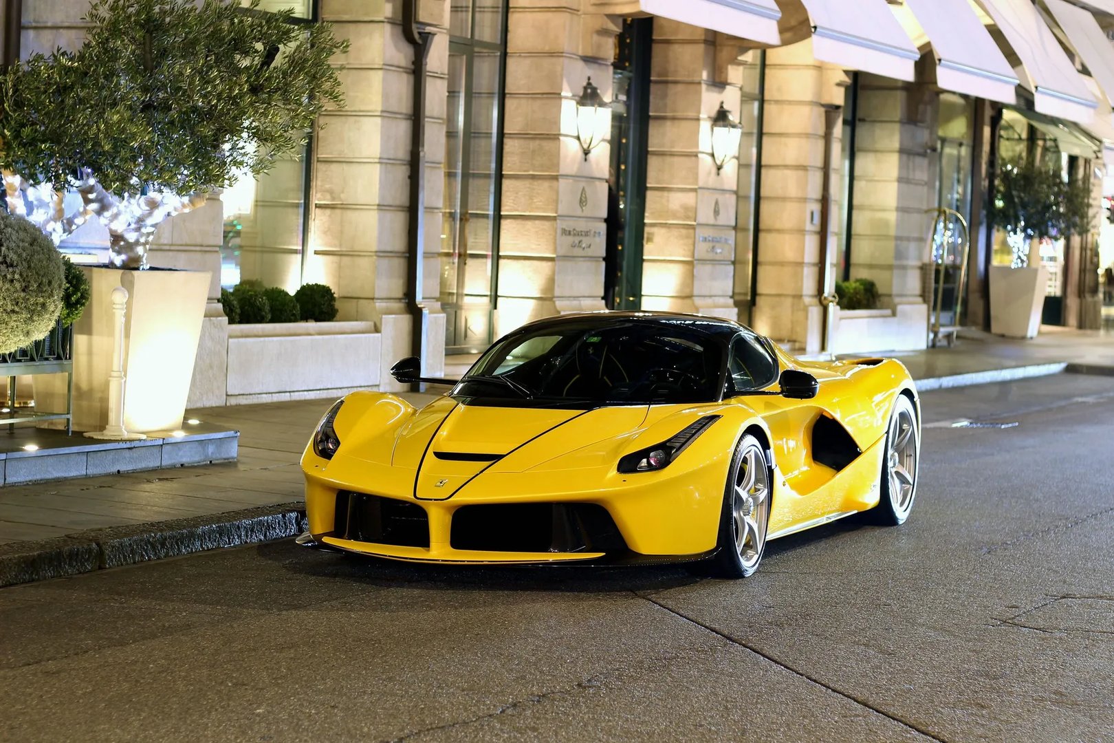Ferrari_LaFerrari_1_generation__Roadster__2.jpg