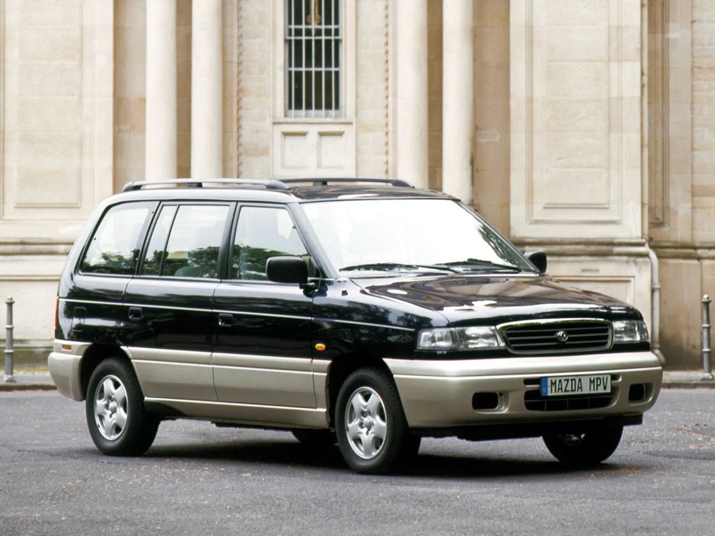 Mazda_MPV_1_generation__Compact_Van__1.jpg