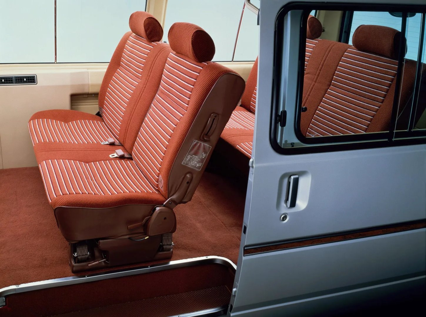 Nissan_Caravan_2_generation__Minivan__8.jpg