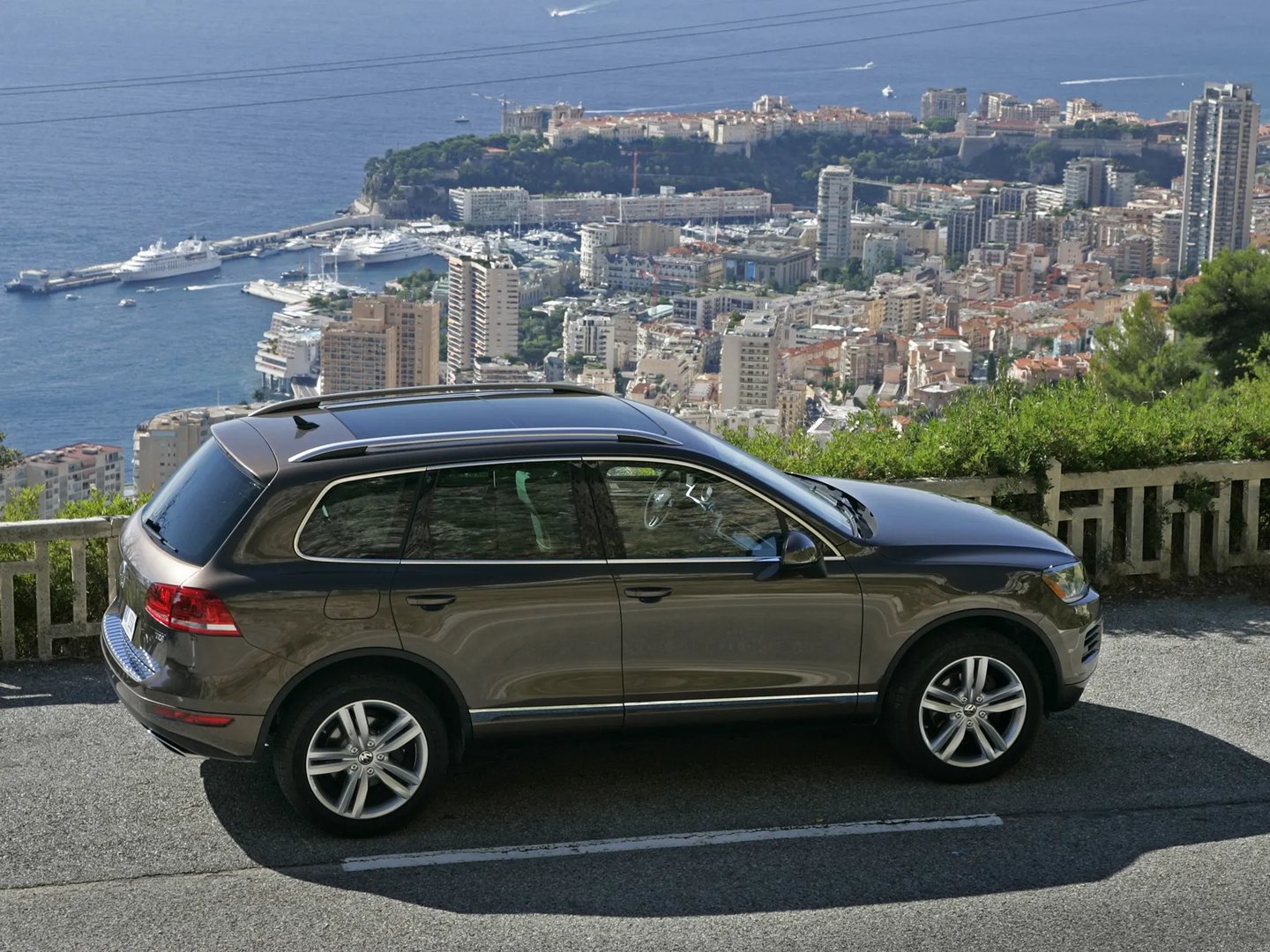 Volkswagen_Touareg_2_generation__SUV_5-doors__4.jpg