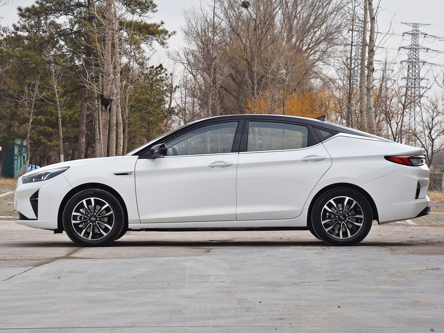 jac_iC5_1_generation__Liftback__11.jpg